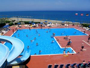 Bazén v ubytování Villaggio Hotel Club Calanovellamare nebo v jeho okolí