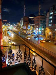 - Vistas a una calle de la ciudad por la noche con coches en Seven Suite Taksim en Estambul