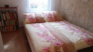 Posteľ alebo postele v izbe v ubytovaní Cseresznyés apartman