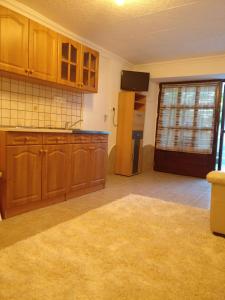 Kuchyňa alebo kuchynka v ubytovaní Cseresznyés apartman