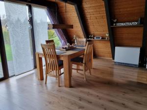 ein Esszimmer mit einem Holztisch und Stühlen in der Unterkunft Haus Heimathafen Fedsiel in Butjadingen