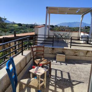 eine Terrasse mit Stühlen und Tischen auf dem Dach in der Unterkunft Casa Lucrezia in Balestrate