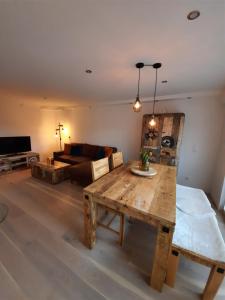 Posezení v ubytování Große Auszeit Eifel mit Sauna, Kamin und Terrasse + 23 fotografií