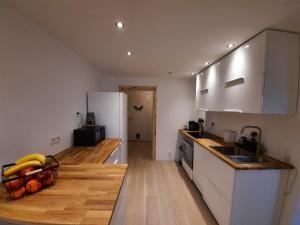 Kuchyň nebo kuchyňský kout v ubytování Große Auszeit Eifel mit Sauna, Kamin und Terrasse