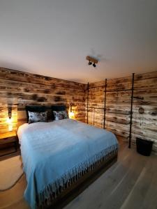 Postel nebo postele na pokoji v ubytování Große Auszeit Eifel mit Sauna, Kamin und Terrasse