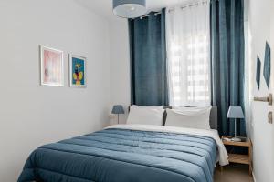 A bed or beds in a room at Brand New Bright modern 6bdr apt-1min to Acropolis