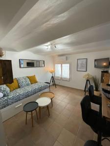 uma sala de estar com um sofá e uma mesa em Studio vallon d'Azur à Carqueiranne em Carqueiranne