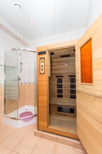 baño con ducha y puerta de cristal en Mini Hotel on Saydasheva, en Kazán