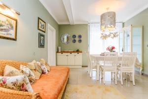 een woonkamer met een bank en een tafel bij Villa Aurora in Petrovac na Moru