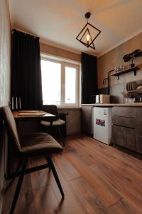 una cucina con un tavolo e sedie in una stanza di Квартира студия в центре Великий Гэтсби a Petropavlovsk Altre 12 foto