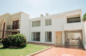 a large white house with a courtyard at Casa LOURDES in Valledupar