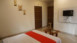 Televízia a/alebo spoločenská miestnosť v ubytovaní Happy Stay, Panchgani
