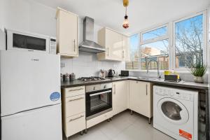 A kitchen or kitchenette at Cosy 3 Bedroom with Free Parking, Garden and Smart TV with Netflix by Yoko Property