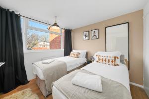 Un pat sau paturi într-o cameră la Cosy 3 Bedroom with Free Parking, Garden and Smart TV with Netflix by Yoko Property