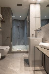La salle de bains est pourvue d'une douche, de toilettes et d'un lavabo. dans l'établissement BePlace Apartments in Duomo, à Milan