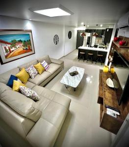 a living room with a couch and a table at Acogedor departamento junto al mar - Tonsupa in Tonsupa