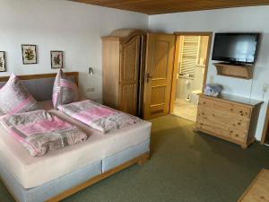 Ένα ή περισσότερα κρεβάτια σε δωμάτιο στο Gästehaus Biggi