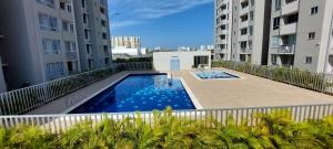 a swimming pool in the middle of two apartment buildings at HERMOSO APARTAMENTO CON BALCON, 3 Alcobas, 2 baños in Cartagena de Indias