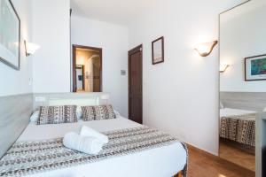 Ένα ή περισσότερα κρεβάτια σε δωμάτιο στο Hotel Ses Puntetes +48 φωτογραφίες