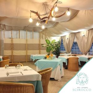 Ein Restaurant oder anderes Speiselokal in der Unterkunft Hotel Ristorante Scirocco 
