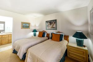 a bedroom with two beds and a lamp on a nightstand at Snowmas Village 5AB in Snowmass Village +39 photos