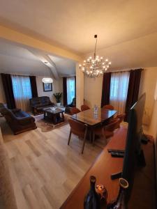 - une salle à manger et un salon avec une table et des chaises dans l'établissement Apartmani Tip-Top, à Tivat