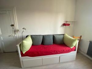 Ένα ή περισσότερα κρεβάτια σε δωμάτιο στο Petit studio confortable pour deux personnes - 037