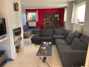 Les Cinq Francais في Nismes: غرفة معيشة مع أريكة ومدفأة