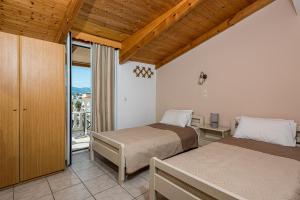 Postel nebo postele na pokoji v ubytování Hotel Tassia for families & couples - Apartments + 11 fotografií