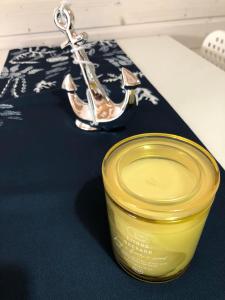 レバルにあるVilla Honoratkaの鋏のテーブルの上の黄色い瓶
