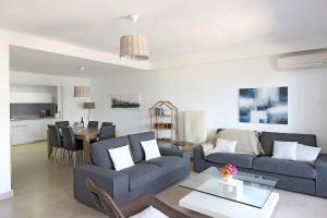 salon z kanapą i stołem w obiekcie Casa Indigo w Almuñécar