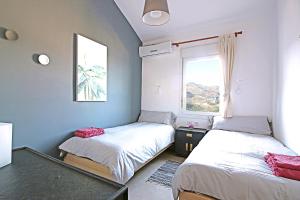 - 2 lits dans une chambre avec fenêtre dans l'établissement Casa Indigo, à Almuñécar