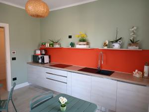 A kitchen or kitchenette at B&B VILLA PREZIOSA LAGO MAGGIORE