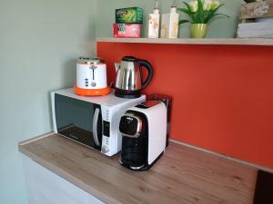 Coffee and tea making facilities at B&B VILLA PREZIOSA LAGO MAGGIORE