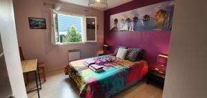 Postel nebo postele na pokoji v ubytování 2 vraies chambres privées au calme dans villa de campagne plain-pied 105m2 avec piscine à Montfaucon + 34 fotografií