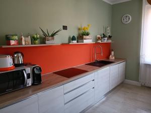 A kitchen or kitchenette at B&B VILLA PREZIOSA LAGO MAGGIORE