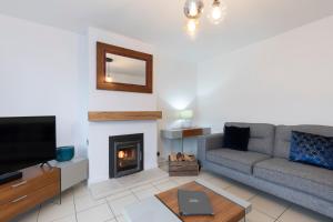 A seating area at Modern Three Bedroom Gloucester Home