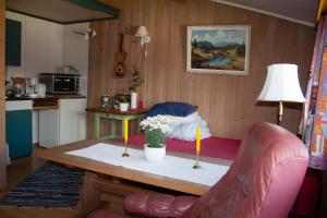ein Wohnzimmer mit einem Tisch und einem Sofa in der Unterkunft Åsgardane Gjestegard in Gol