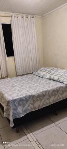 Bett in einem Zimmer mit Fenster in der Unterkunft Pousada Recanto Do sagui in Morretes