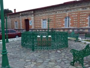 a green iron fence in front of a building at Hotel California in Mineral del Monte