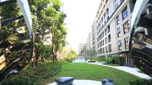 uma vista para um relvado entre dois edifícios em Marvest Hua Hin flat B 208 3.fl. Betw.Soi 78-80 em Hua Hin