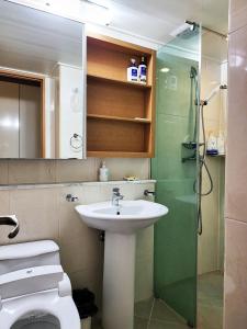 La salle de bains est pourvue d'un lavabo, d'une douche et de toilettes. dans l'établissement Khan Residence, à Séoul