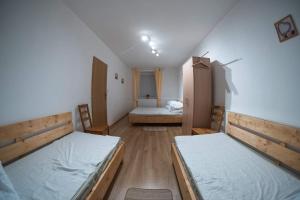 um quarto com duas camas num quarto em Apartmány stará škola em Horní Bečva