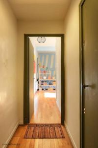 a hallway with a door leading to a room at Le Saint Georges, Centre historique proche gare in Rennes