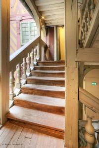 - un escalier dans une maison revêtue de parquet dans l'établissement Le Saint Georges, Centre historique proche gare, à Rennes