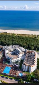 ブワディスワボボにあるApartament Przy Plażyのホテルとビーチの空中を望む