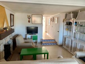 un soggiorno con divano e tavolo di Chalet 5 dormitorios con piscina y jardín a La Manga del Mar Menor