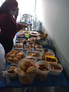 Pousada Alexandrina في كاشويرا باوليستا: طاولة مليئة بمختلف أنواع الطعام على طاولة