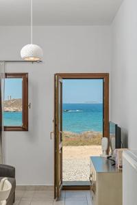 Zimmer mit einer Tür und Meerblick in der Unterkunft Calma Home in Naxos Chora
