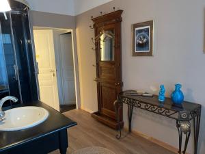 W łazience znajduje się umywalka i lustro. w obiekcie Domaine d'Angouire w mieście Moustiers-Sainte-Marie